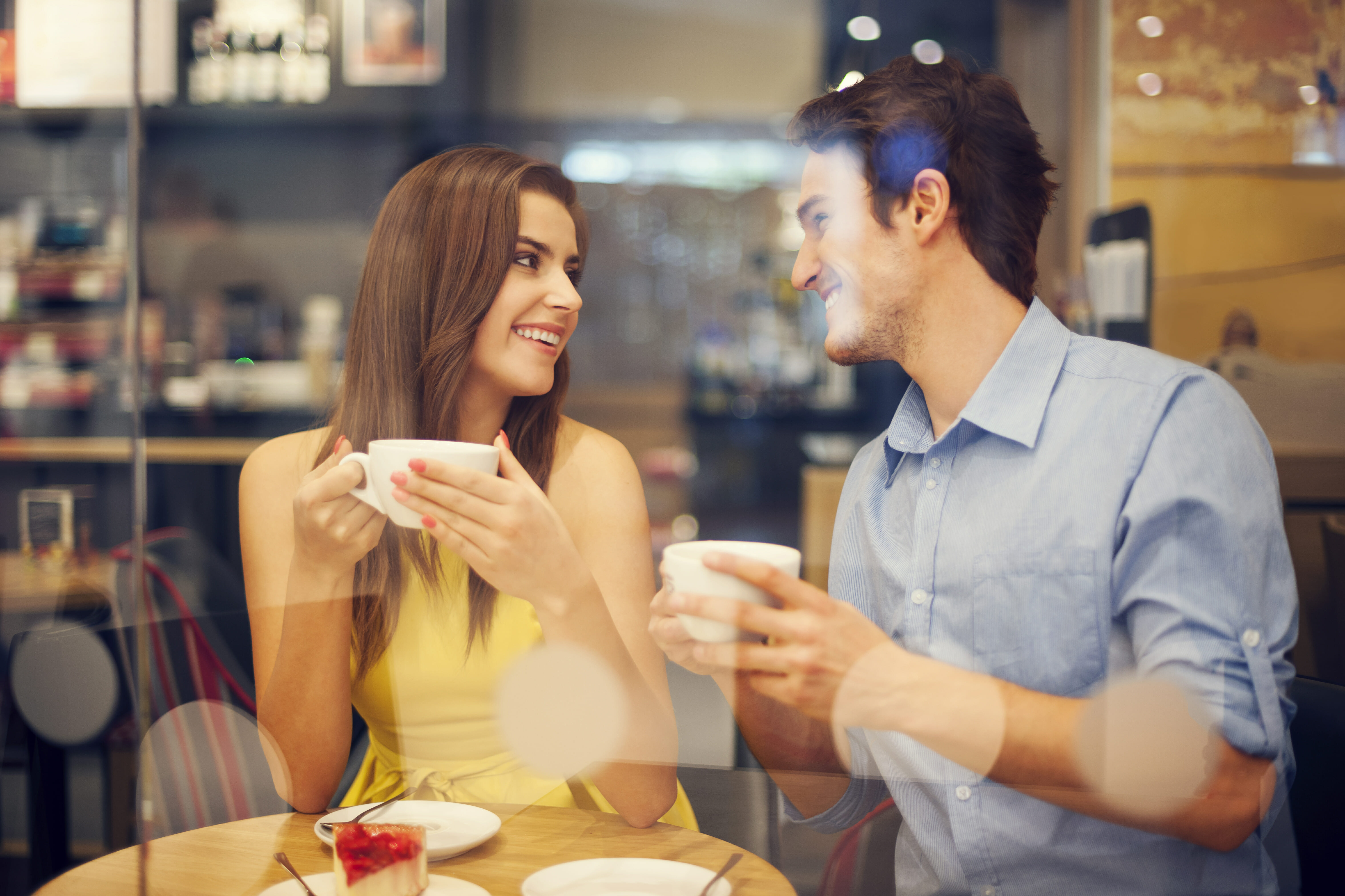 Corsi di conversazione in inglese: nella foto una coppia seduta al caffè godendo un momento insieme