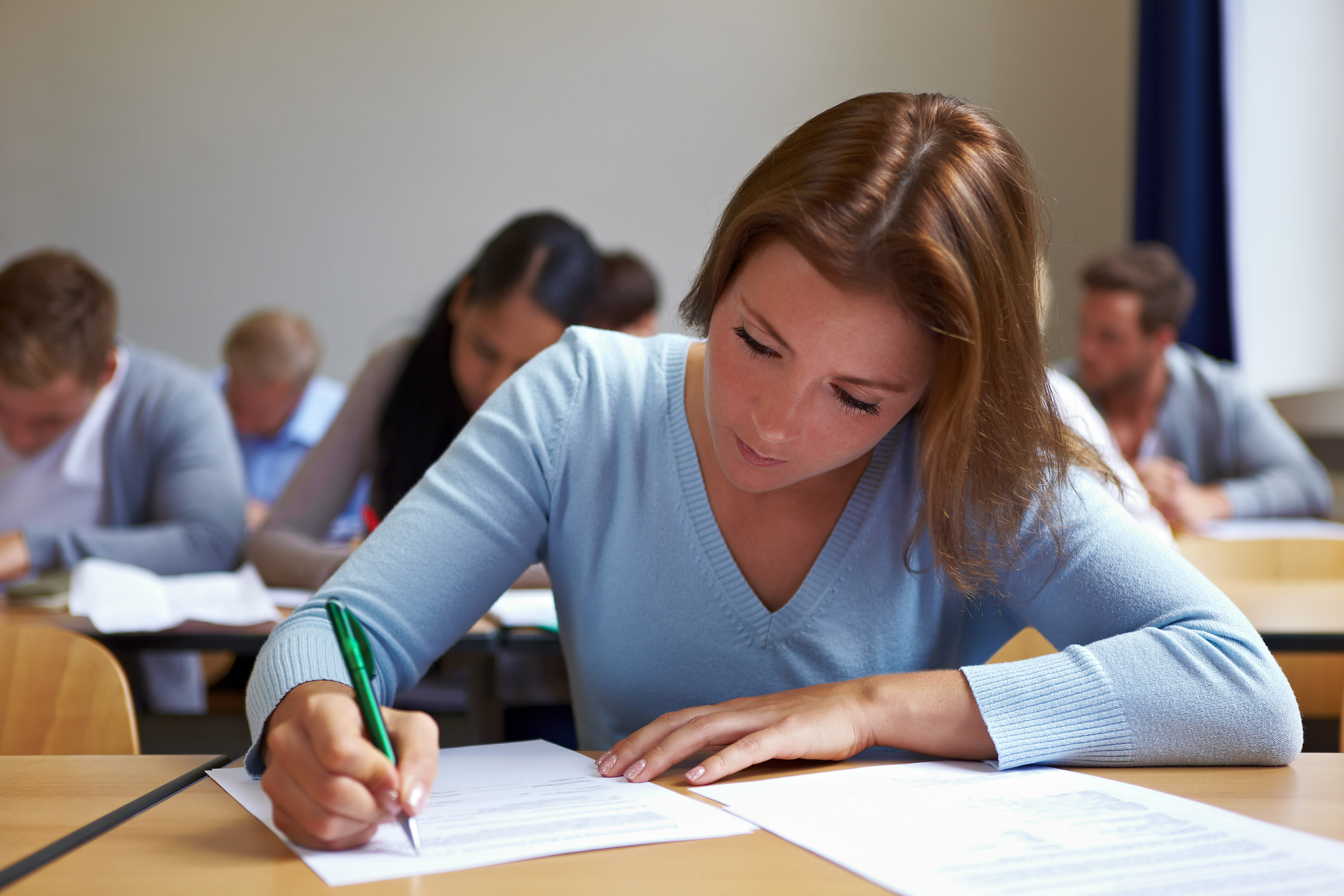 Certificazioni di inglese: nella foto giovane donna nell'aula dell'esame.